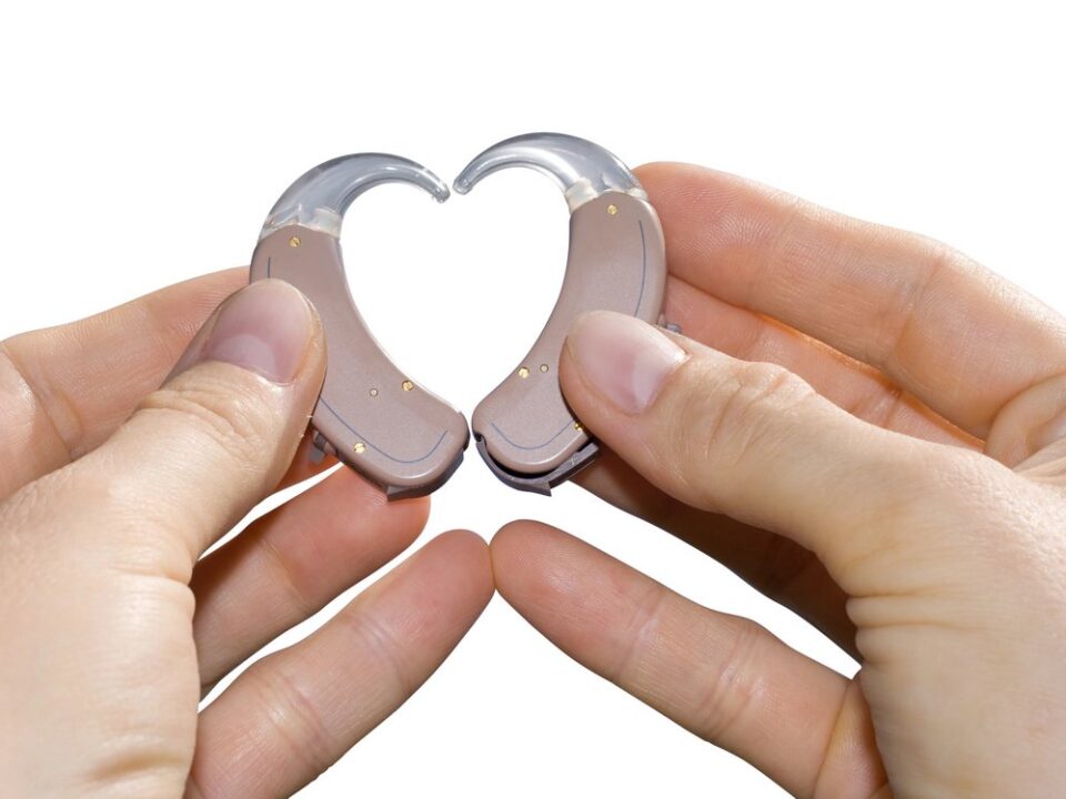 Μονόπλευρη ή Αμφοτερόπλευρη Εφαρμογή Ακουστικών Βαρηκοΐας